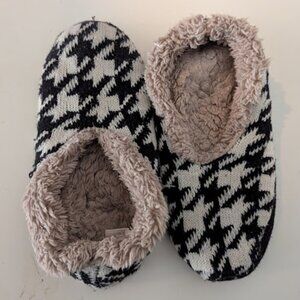 Mixit Cream and Black Houndstooth Sock Slippers One Size